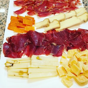 Venta de tablas de quesos jamones y embutidos en Gijón Asturias
